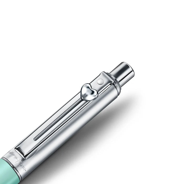 The cap of a slim Sheaffer Sentinel Emily in Paris ballpoint pen in a matte green finish with chrome plated trims and a heart-shape clip emblem. Model E232151